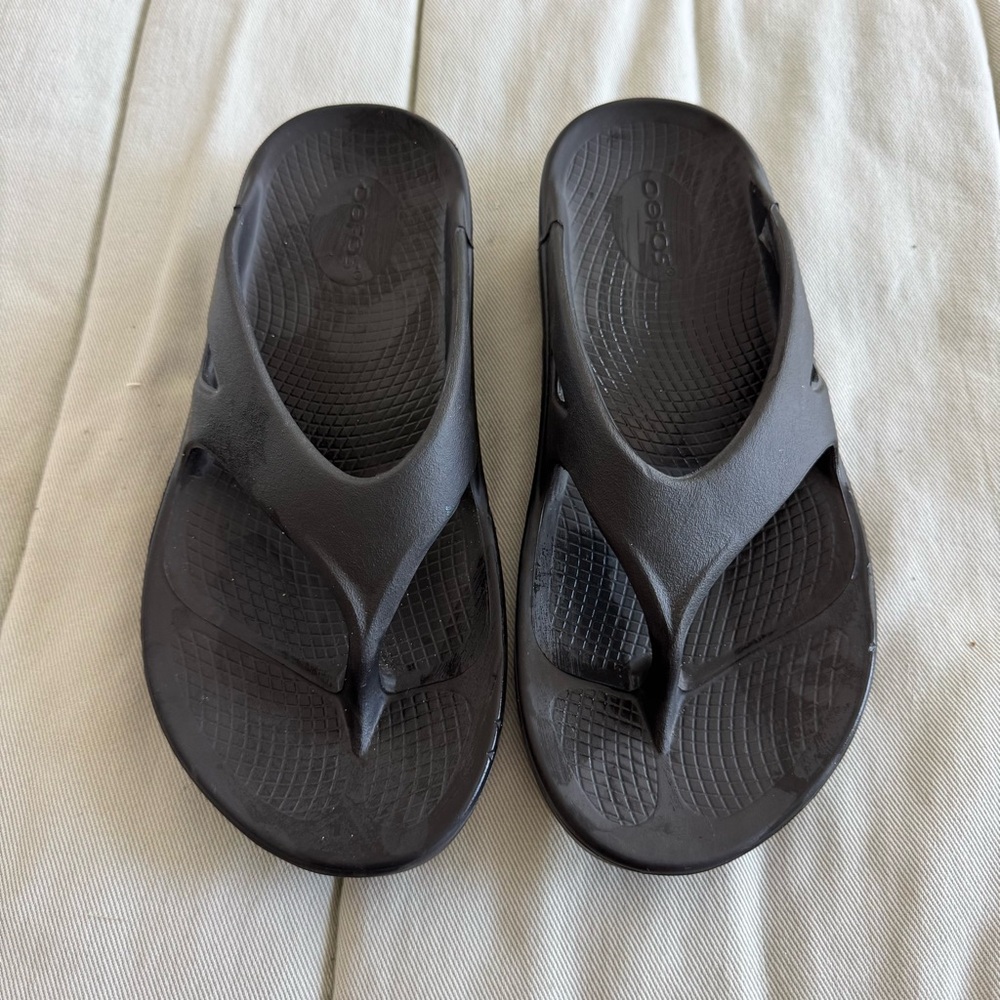 OOFOS Men's Dark Gray Flip-Flops